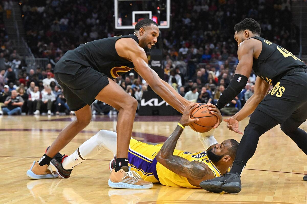 LeBron James #6 of the Los Angeles Lakers fights for a loose ball with Evan Mobley #4 and Donovan Mitchell #45 of the Cleveland Cavaliers. Picture: Jason Miller/Getty Images