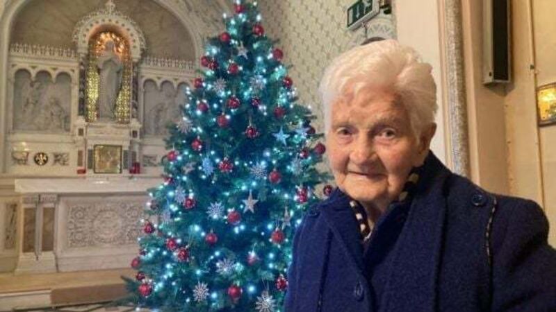 Limerick centenarian Elizabeth Lyons turns on parish's Christmas lights Limerick centenarian Elizabeth Lyons turns on parish's Christmas lights