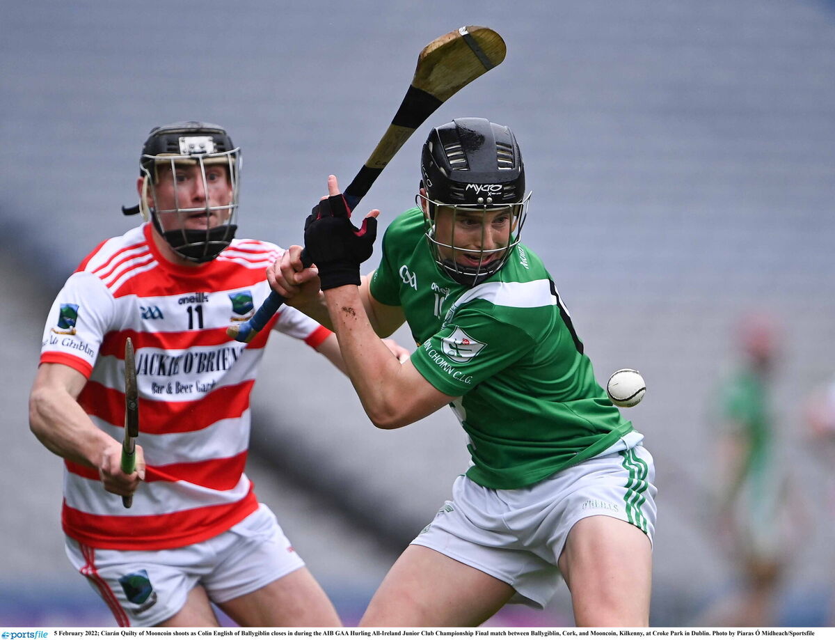 Ciarán Quilty of Mooncoin shoots as Colin English of Ballygiblin closes in. Picture: Piaras Ó Mídheach/Sportsfile