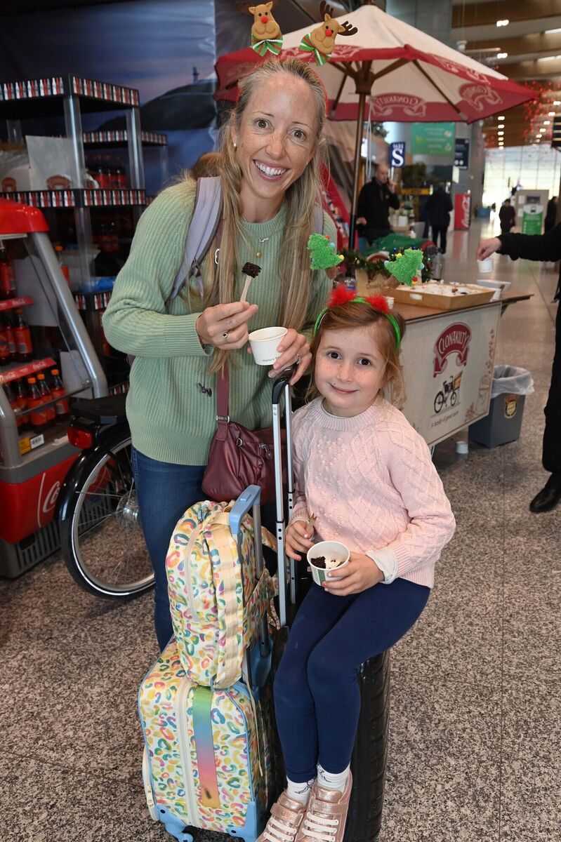 Elaine and Harriet Anderson eating Clonakilty black and white pudding at a welcome home stand on their arrival at Cork Airport from the Cayman Islands for Christmas. Picture Denis Minihane. Elaine and Harriet Anderson eating Clonakilty black and white pudding at a welcome home stand on their arrival at Cork Airport from the Cayman Islands for Christmas. Picture Denis Minihane.
