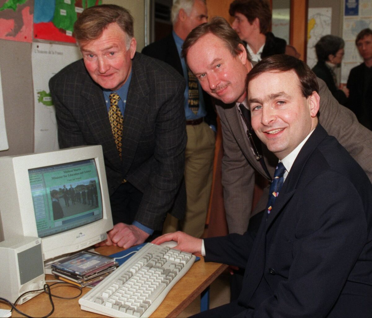 Dáithí Mac Suibhne, príomhoide an ama sin, i dteannta leis an aire oideachais Micheál Martin agus fear gnó Lars Edman ó PC-Pro ag seoladh an togra teicneolaíochta Head Start i Scoil Lachtaín Naofa, Cill na Martra sa bhliain 1998.	Grianghrafadóir: Maurice O’Mahony 