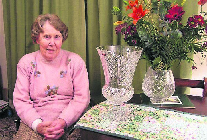 Máire Uí Thuama, buaiteoir an ghradaim náisiúnta Laoch na Gaeltachta don obair dheonach a dhein sí i bpobal Chill na Martra. 	Grianghrafadóir: Siobhán Uí Lochlainn