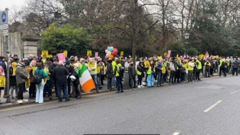 Hundreds attend anti-immigration protest and counter rally in Dublin