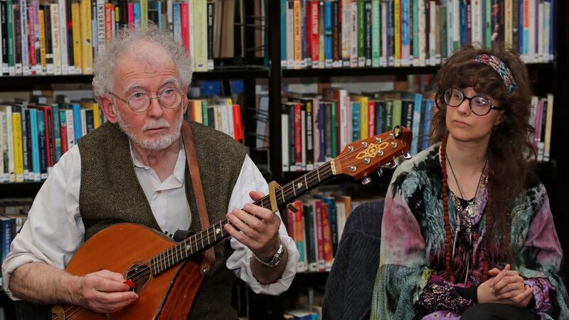 Crowley agus Telford ag tabhairt bailéid Child foghlamtha ón Lucht Siúil go Baile Mhúirne Crowley agus Telford ag tabhairt bailéid Child foghlamtha ón Lucht Siúil go Baile Mhúirne
