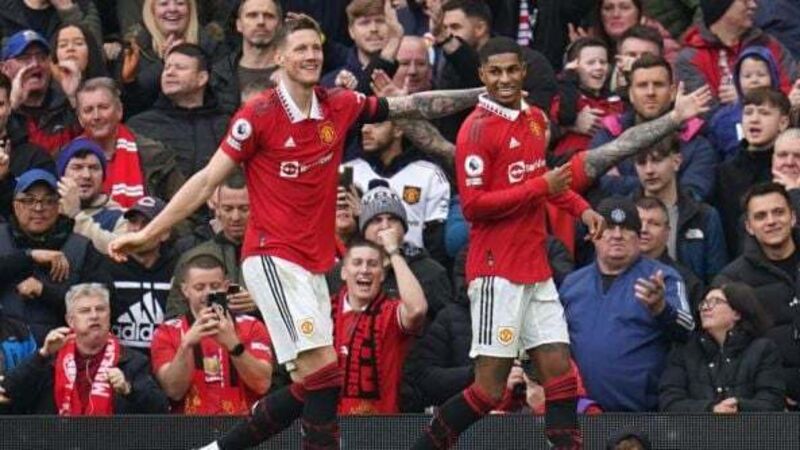 Marcus Rashford keeps Manchester United motoring with brace to beat Leicester