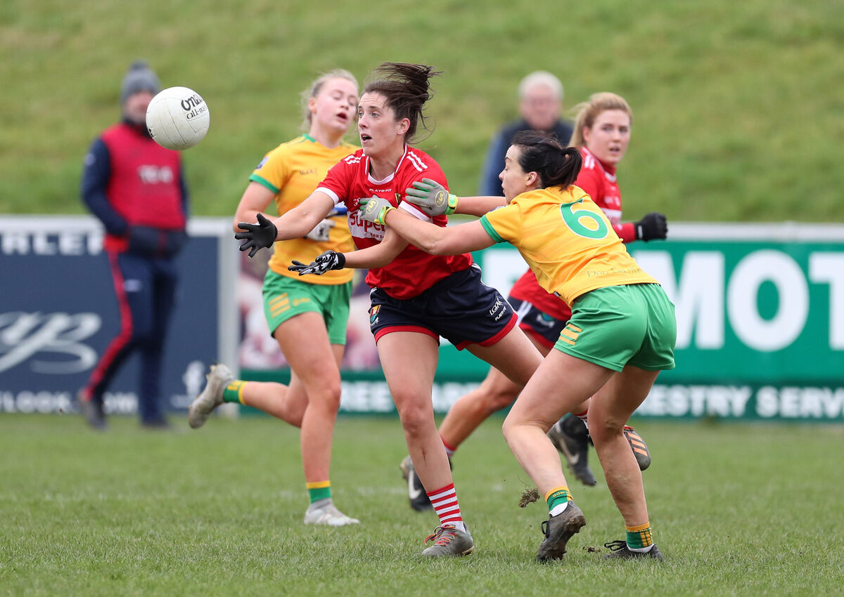 Ciara O'Sullivan, Cork, passes from Nicole McLaughlin, Donegal. Picture: Jim Coughlan. Ciara O'Sullivan, Cork, passes from Nicole McLaughlin, Donegal. Picture: Jim Coughlan.