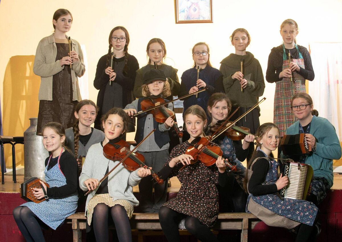 Glacann baill de Chraobh Lachtaín Naofa Comhaltas, Cill na Martra, páirt i ndráma ‘Fáilte Abhaile’. Grianghrafadóir: Don MacMonagle Glacann baill de Chraobh Lachtaín Naofa Comhaltas, Cill na Martra, páirt i ndráma ‘Fáilte Abhaile’. Grianghrafadóir: Don MacMonagle
