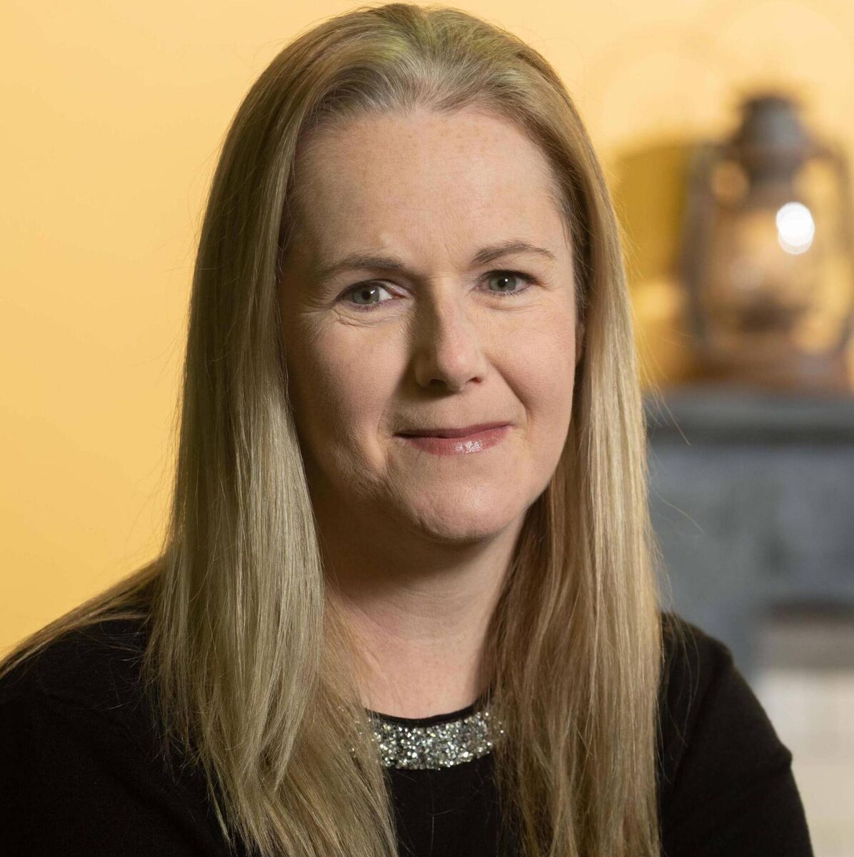 Stiúrthóir Treasa Uí Scannláin: 'Foinn agus amhráin áitiúla ar fad atá sa taispeántas agus tá sé tábhachtach iad a thabhairt ar aghaidh don chéad ghlúin eile.' Stiúrthóir Treasa Uí Scannláin: 'Foinn agus amhráin áitiúla ar fad atá sa taispeántas agus tá sé tábhachtach iad a thabhairt ar aghaidh don chéad ghlúin eile.'