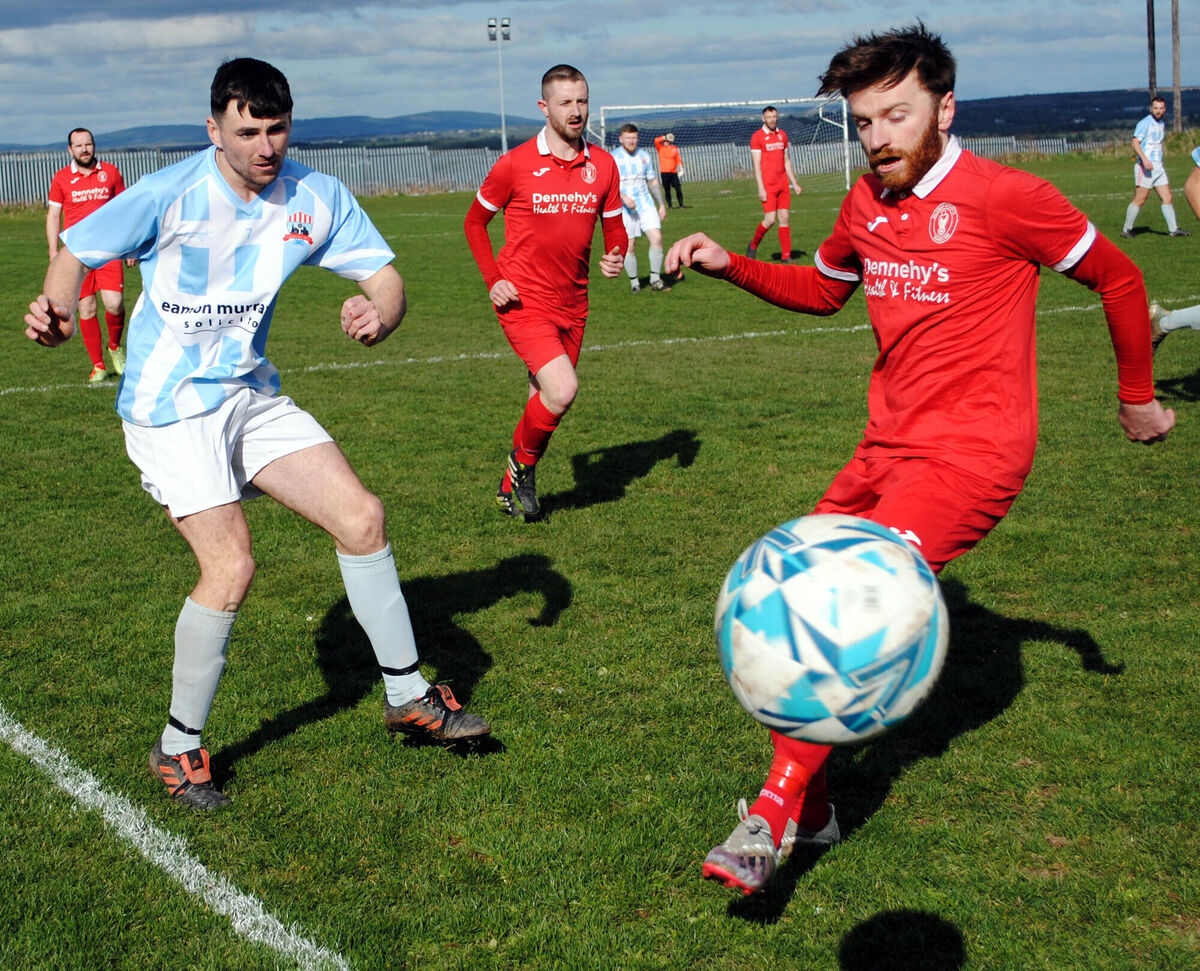 Castleview's Stephen Barrett gets his pass away, despite the close attention of Killumney's Evan White. Picture: Barry Peelo.