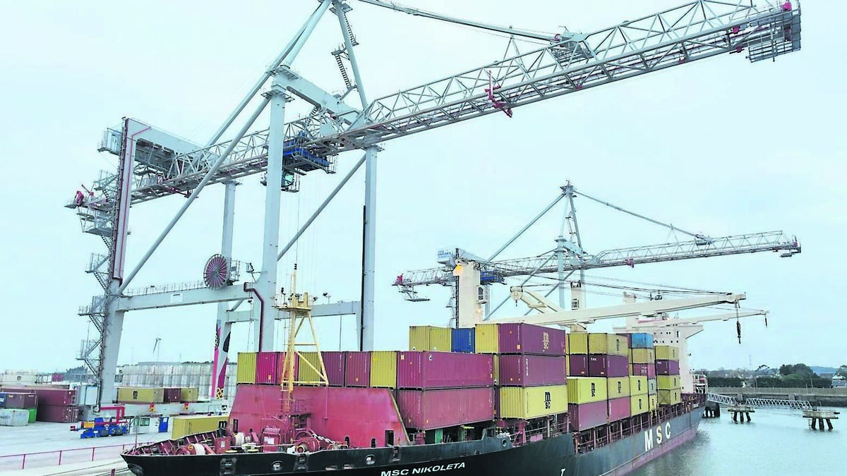 Deep-sea ship makes first call on new route