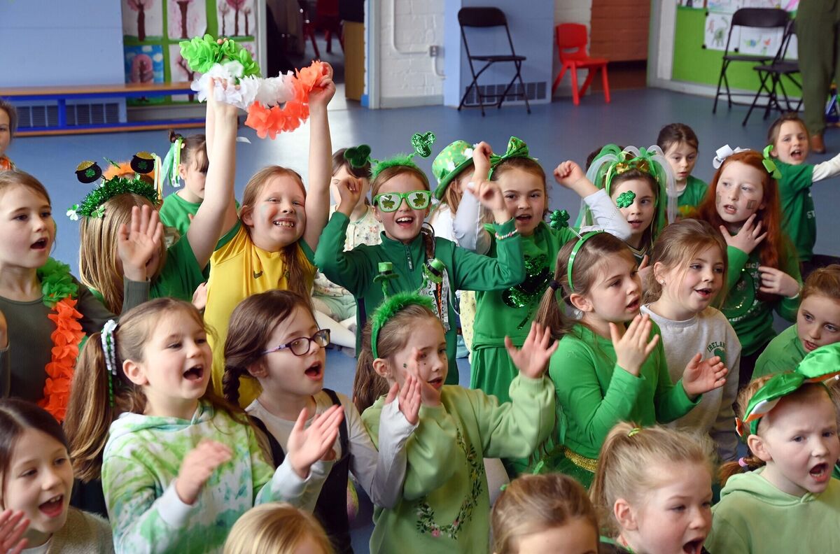Pupils enjoying the concert with singer/songwriter John Spillane for Seachtain na Gaeilge in Scoil Bhríde, Eglantine, Cork. Picture Denis Minihane.