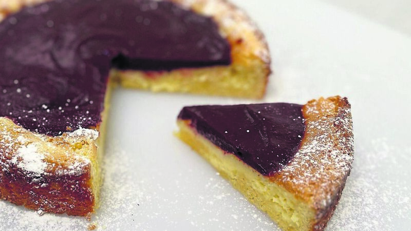 Recipe: Sticky, Zingy Lemon Cake with Blackberry Recipe: Sticky, Zingy Lemon Cake with Blackberry