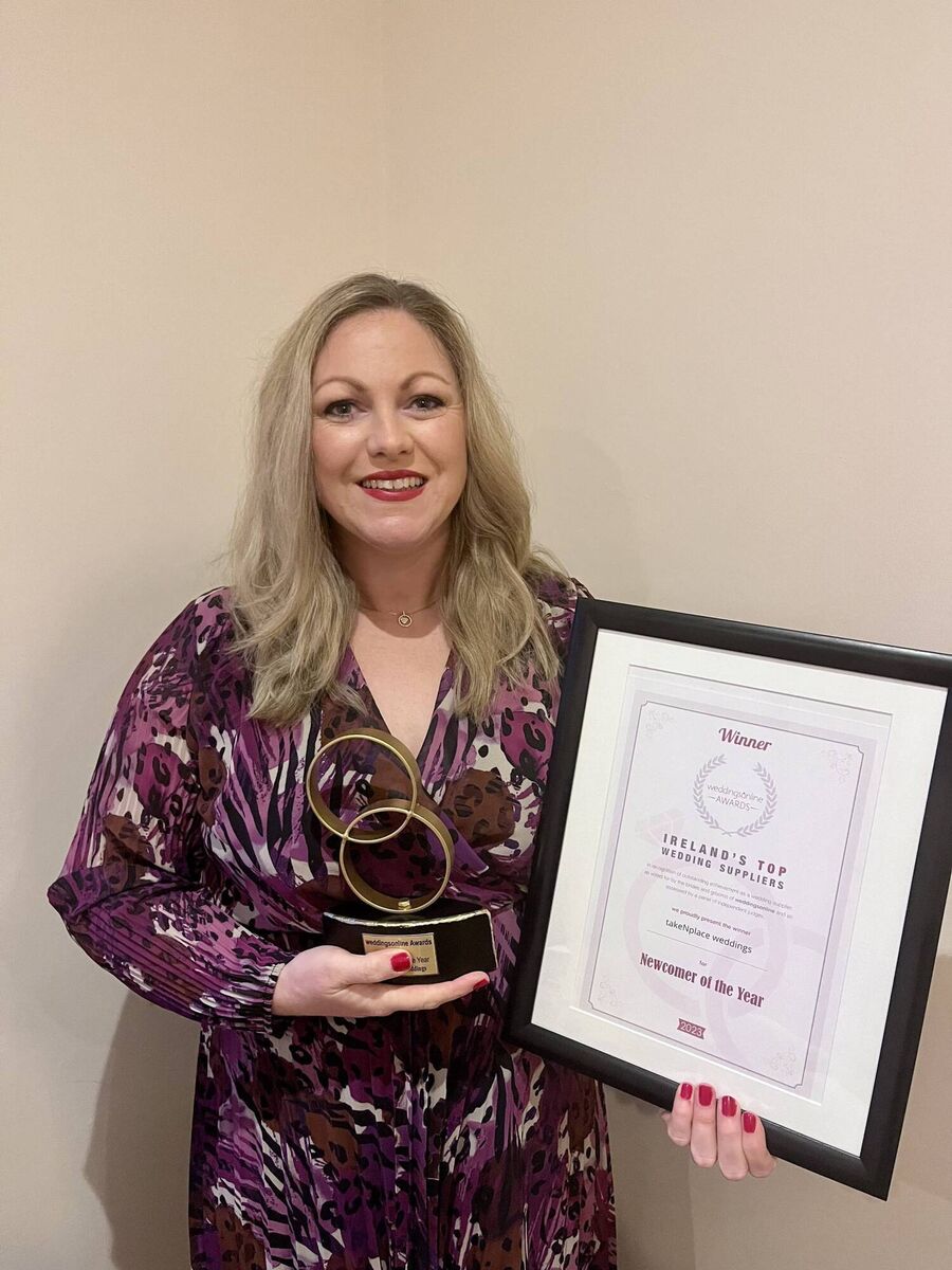  Valda Binding with the award from weddingsonline - takeNplace was awarded best Newcomer of the year 2023.