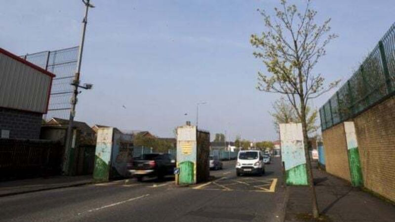 Police attacked by youths at Belfast peace wall