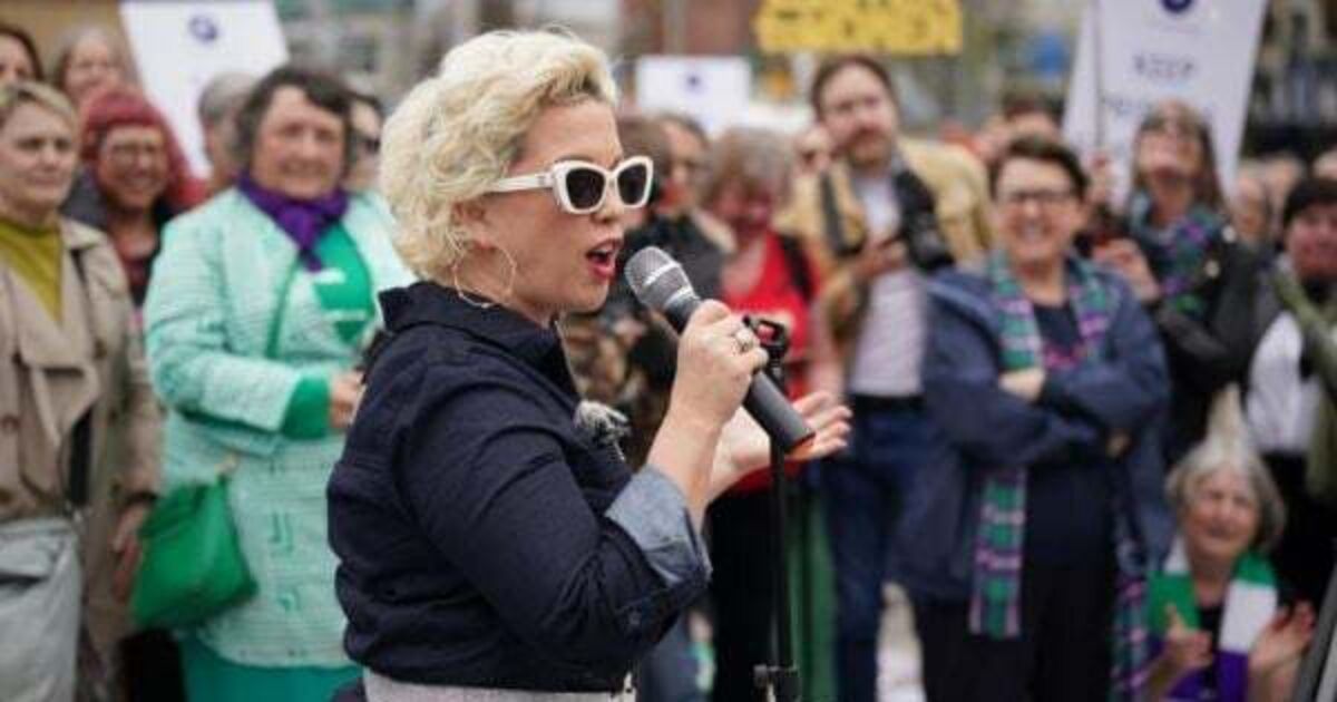 PSNI form line between rival transgender rallies in Belfast - Vimarsana News