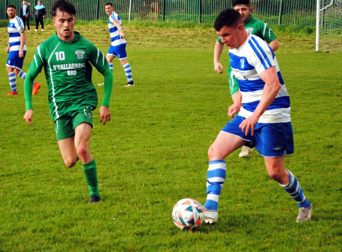 Grattan's Michael Kent makes progress in midfield with Coachford's Cialan O'Sullivan in hot pursuit. Picture: Barry Peelo.