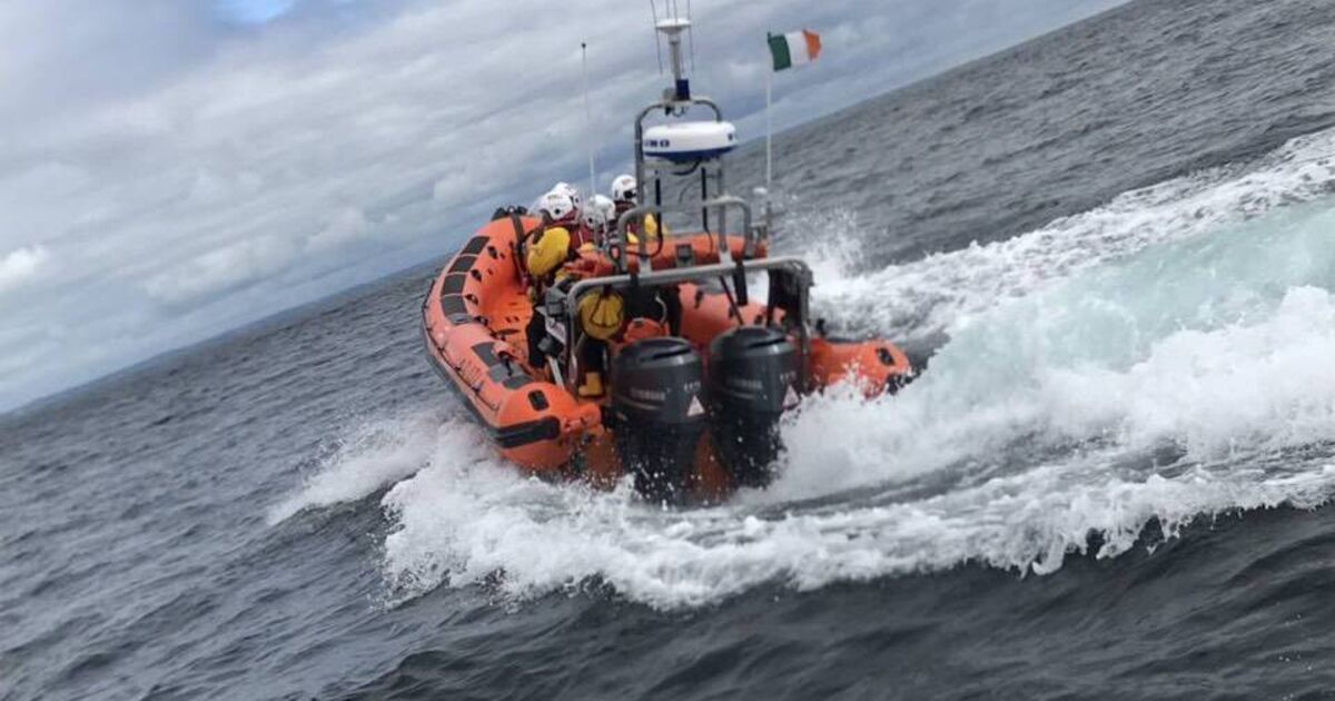 Youghal RNLI lifeboat crew escort two people safely to shore after RIB suffers engine failure - Vimarsana News