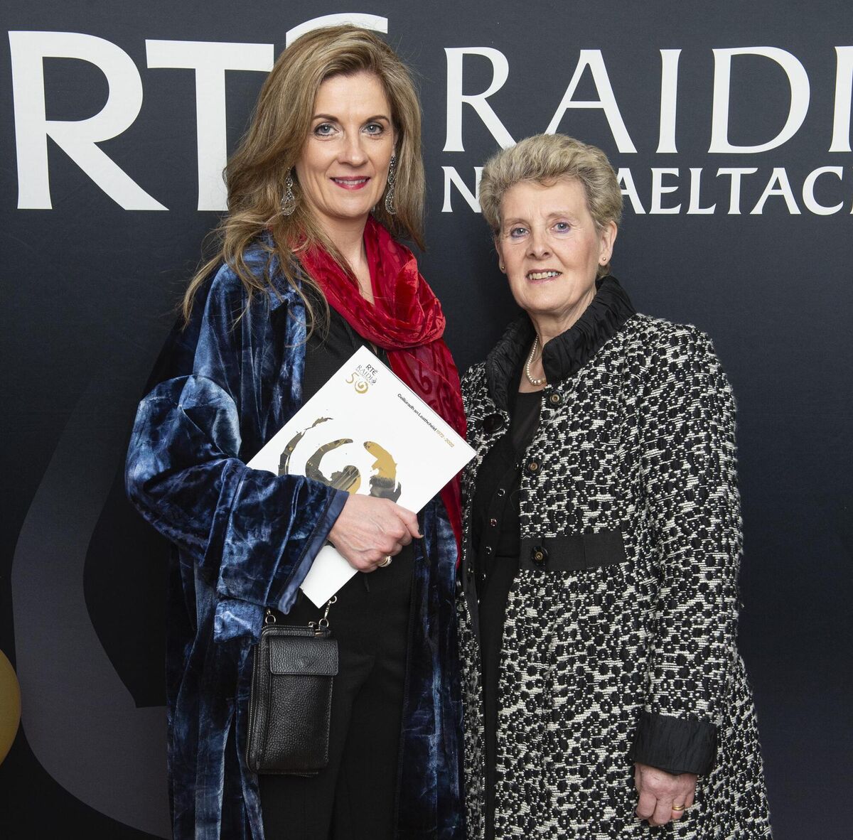 Bríd Ní Ríordáin agus Áine Uí Chuill, Cór Ban Chúil Aodha, a bhí mar chuid de cheolchoirm na Mumhan ag ceiliúradh 50 bliain Raidió na Gaeltachta.
