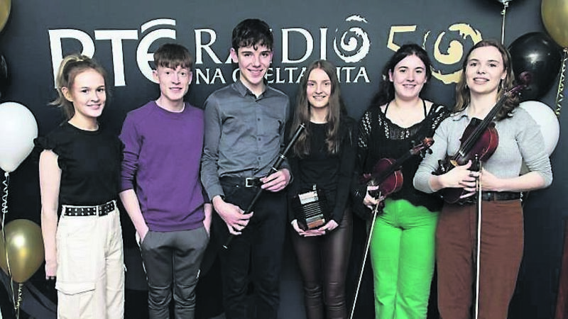 Ceol agus amhránaíocht Mhúscraí chun cinn le ceiliúradh 50 bliain RnaG tagtha go Baile Mhúirne
