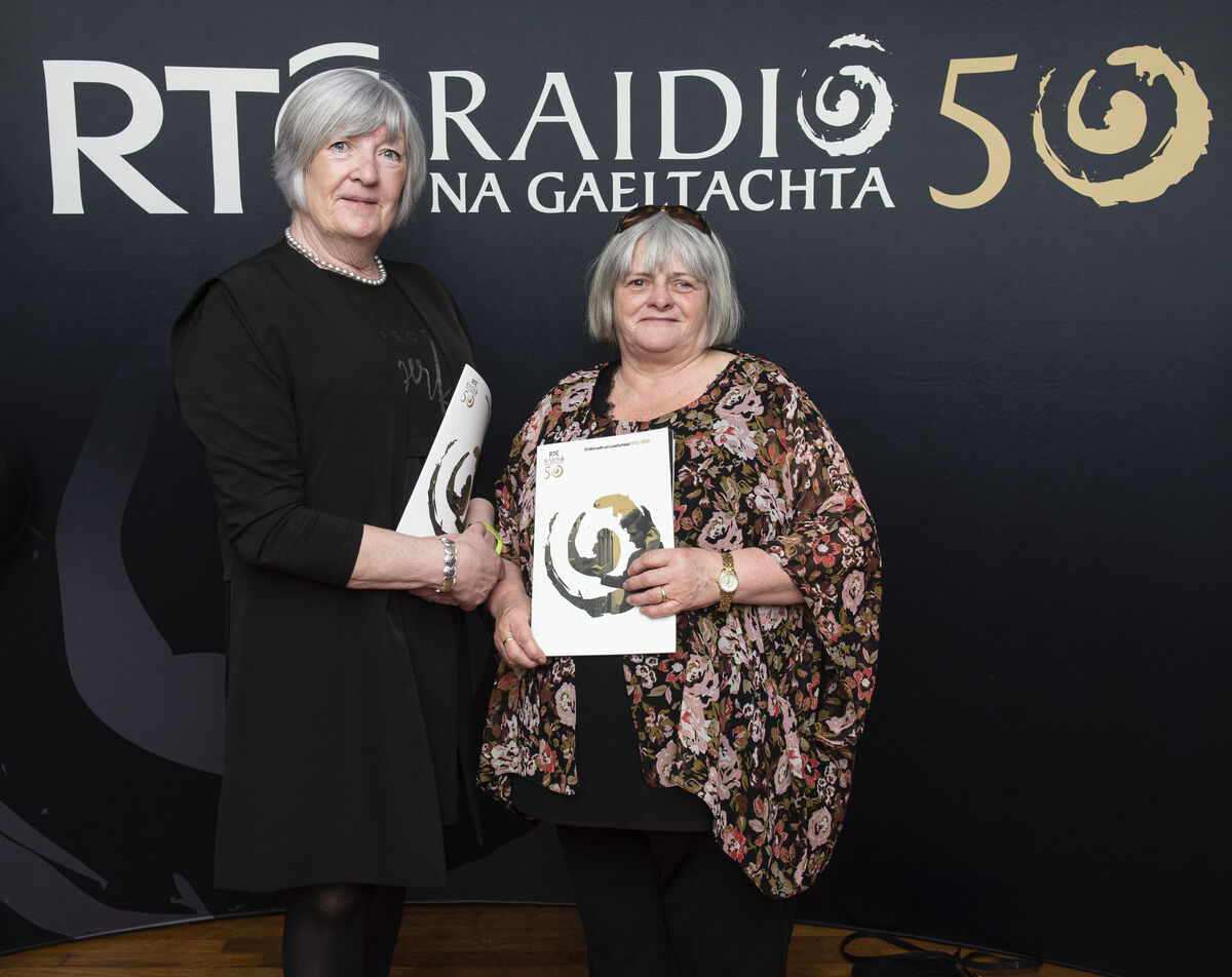 Freastalaíonn Síle Uí Chróinín, Béal Átha 'n Ghaorthaidh, agus Mairéad Mac an tSaoi, Cúil Aodha, ar cheolchoirm 50 bliain Raidió na Gaeltachta in Óstán Ghobnatan, Baile Mhúirne. 
