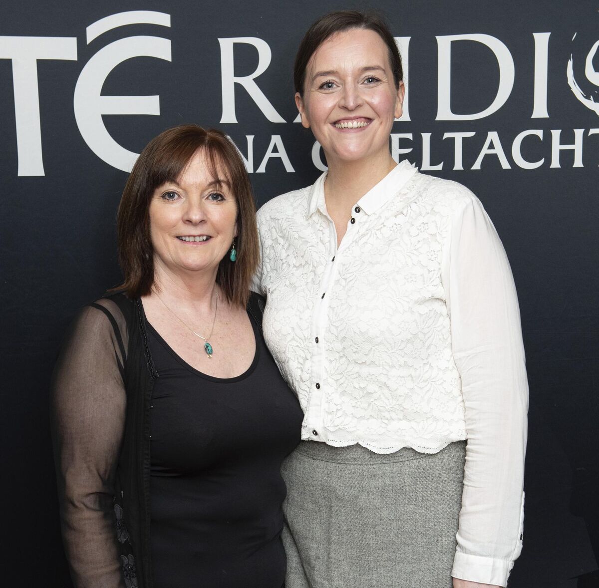 Freastalaíonn Seosaimhín Uí Chuilleanáin, Baile Mhuirne, agus Eibhlín Uí Thuama, Béal Átha 'n Ghaorthaidh, ar cheolchoirm 50 bliain Raidió na Gaeltachta in Óstán Ghobnatan, Baile Mhúirne. 