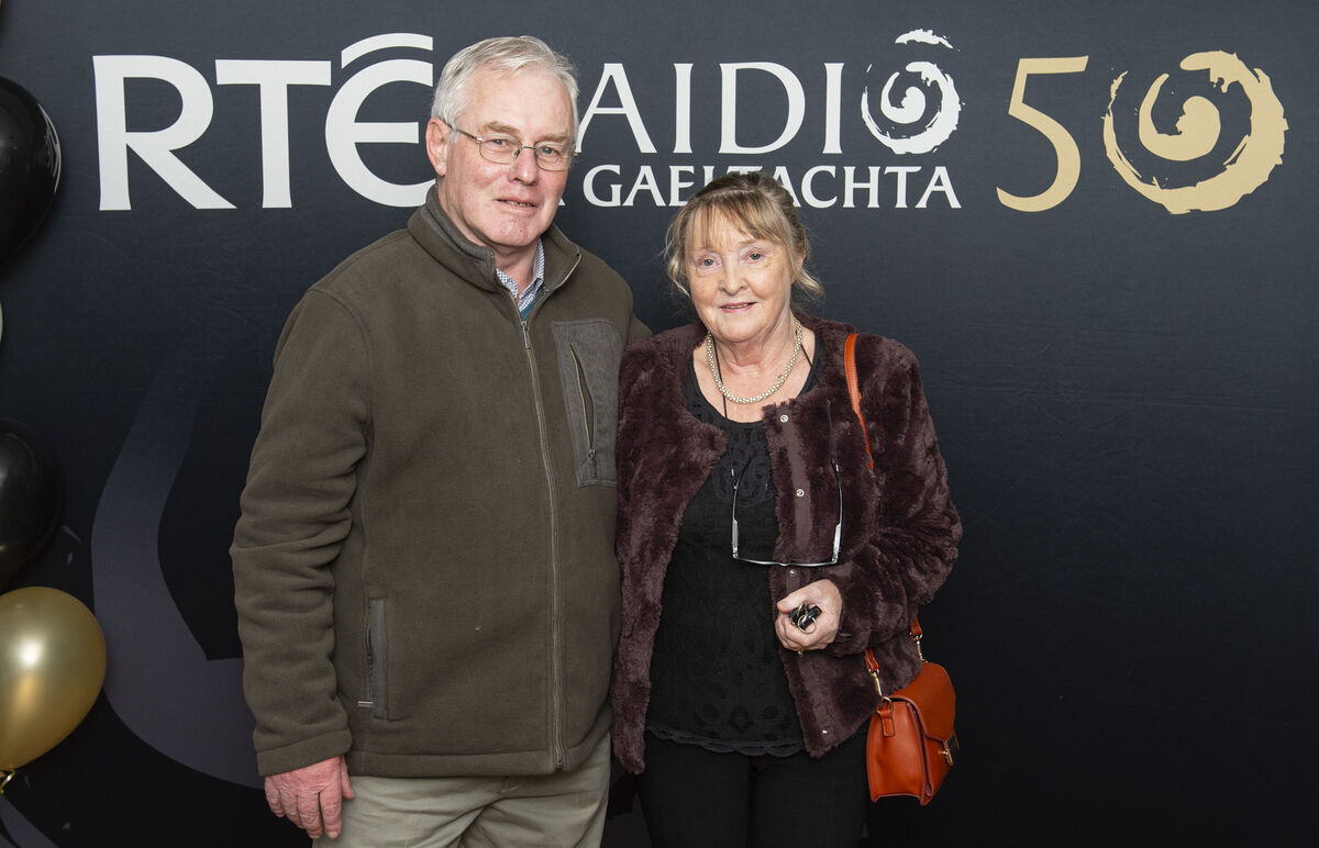 Freastalaíonn Peadar Ó Ceallaigh agus Eibhlín Uí Cheallaigh, Baile Mhúirne, ar cheolchoirm 50 bliain Raidió na Gaeltachta in Óstán Ghobnatan.