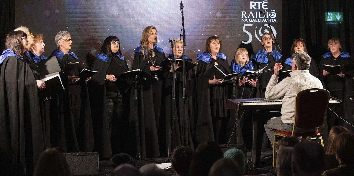 Cór Ban Chúil Aodha ar stáitse le linn ceolchoirm in Óstán Ghobnatan, Baile Mhúirne, mar chuid de cheiliúradh 50 bliain RTÉ Raidió na Gaeltachta. Grianghrafadóir: Ger McCarthy
