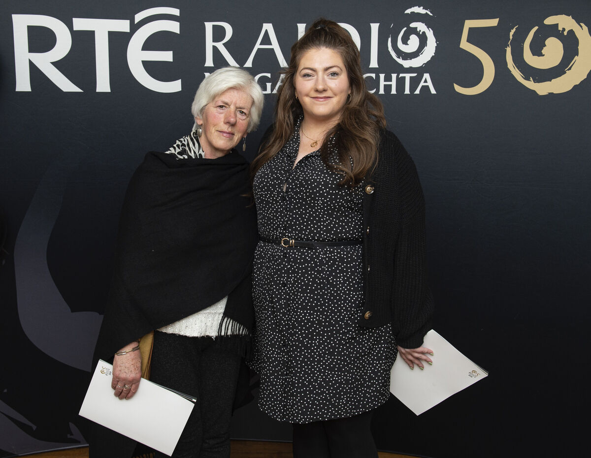 Freastalaíonn Máire Uí Chróinín agus a hiníon Eilín Ní Chróinín, Cill na Martra, ar cheolchoirm 50 bliain Raidió na Gaeltachta in Óstán Ghobnatan, Baile Mhúirne. 