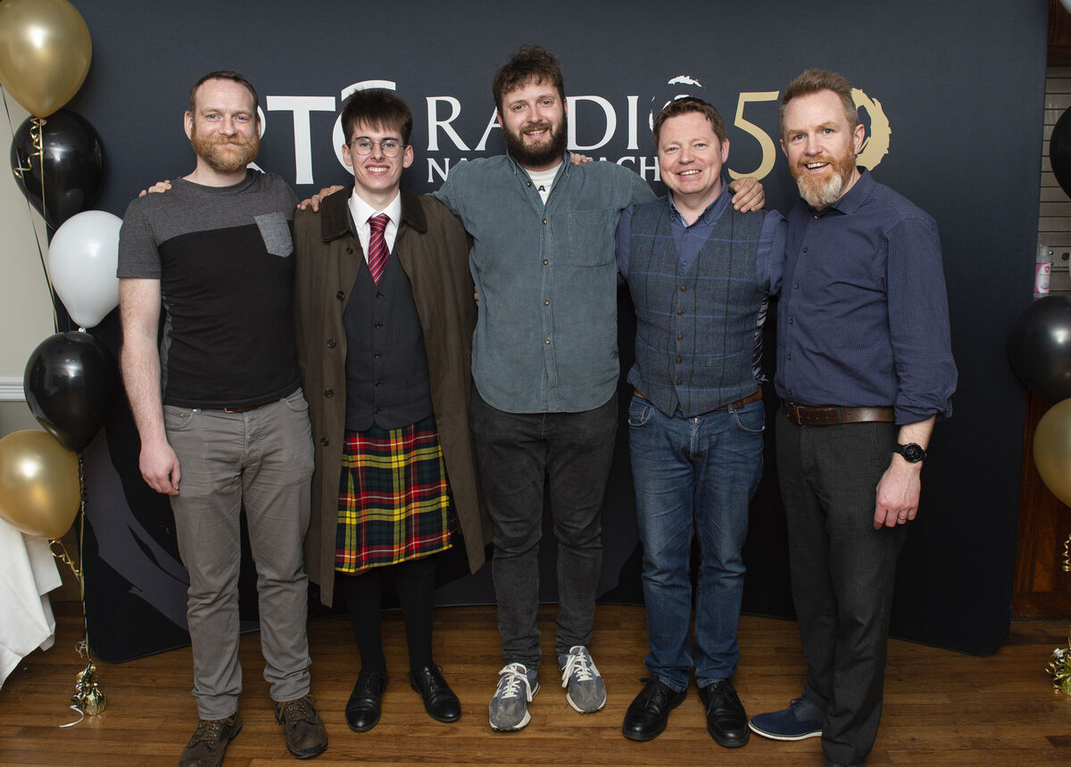 Foireann ón gceoldráma 'An Tuairín Dubh', a osclóidh i mBéal Átha ’n Ghaorthaidh ar an 11ú Bealtaine.