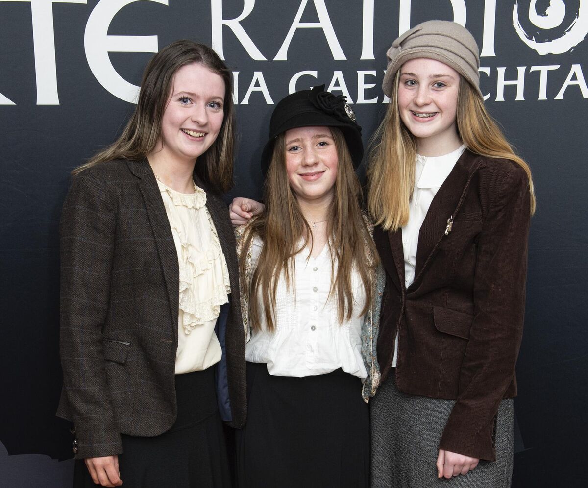 Muireann Ní Choileáin, Nóirín Ní Chríodáin, agus Kate Ní Mhainnín ón gceoldráma nua 'An Tuairín Dubh', a osclóidh i mBéal Átha ’n Ghaorthaidh ar an 11ú Bealtaine.