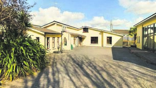 <p class="contextmenu internal_Caption">Shannon House includes a cinema room, a stream room, a six-person jacuzzi and a huge swimming pool.</p>