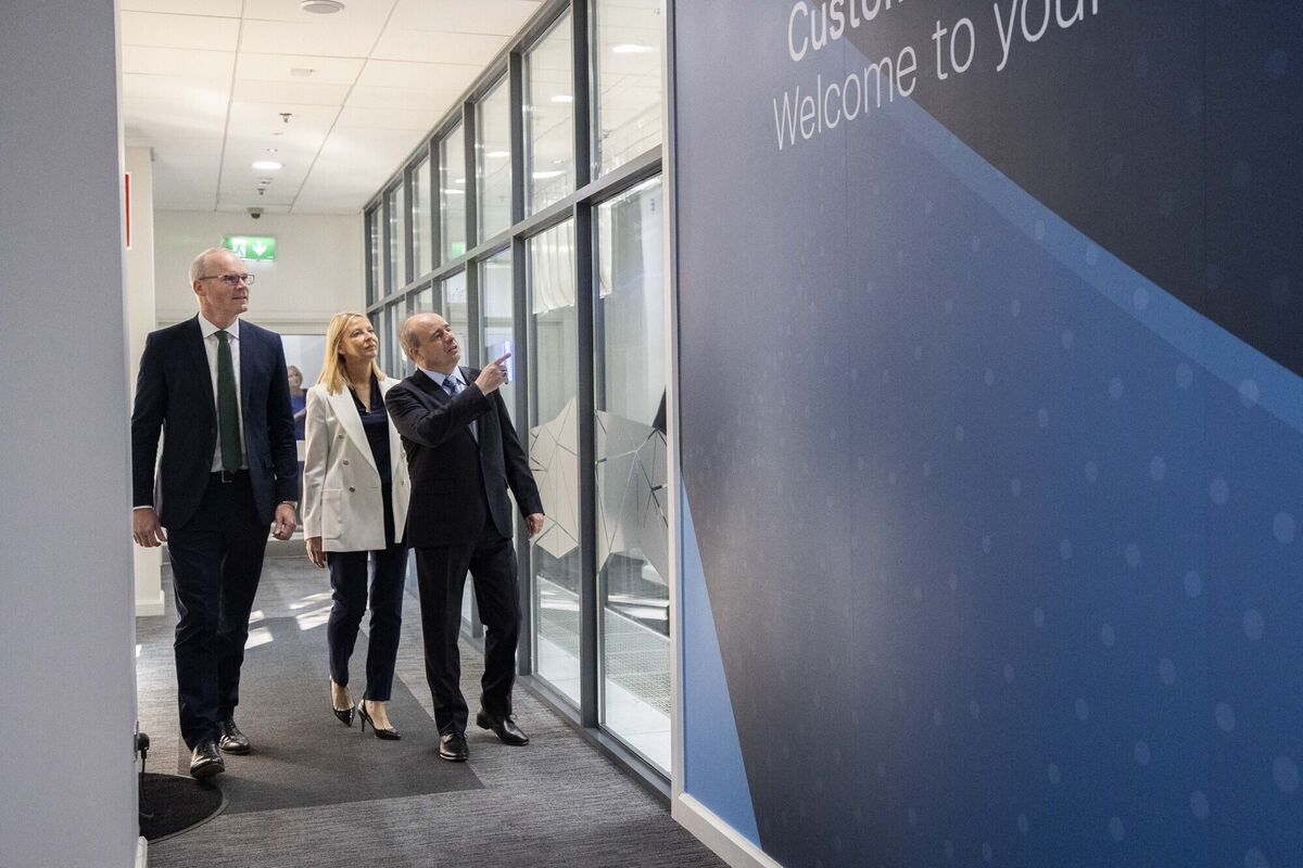 Minister for Enterprise, Trade and Employment Simon Coveney TD joined Tibor Fabry-Asztalos, Senior Vice President, Telecom Systems & Product Engineering at Dell Technologies, and Catherine Doyle, Managing Director of Dell Technologies Ireland to officially launch the company’s Open Telecom Ecosystem Lab at the company’s campus in Ovens, Co. Cork. Minister for Enterprise, Trade and Employment Simon Coveney TD joined Tibor Fabry-Asztalos, Senior Vice President, Telecom Systems & Product Engineering at Dell Technologies, and Catherine Doyle, Managing Director of Dell Technologies Ireland to officially launch the company’s Open Telecom Ecosystem Lab at the company’s campus in Ovens, Co. Cork.