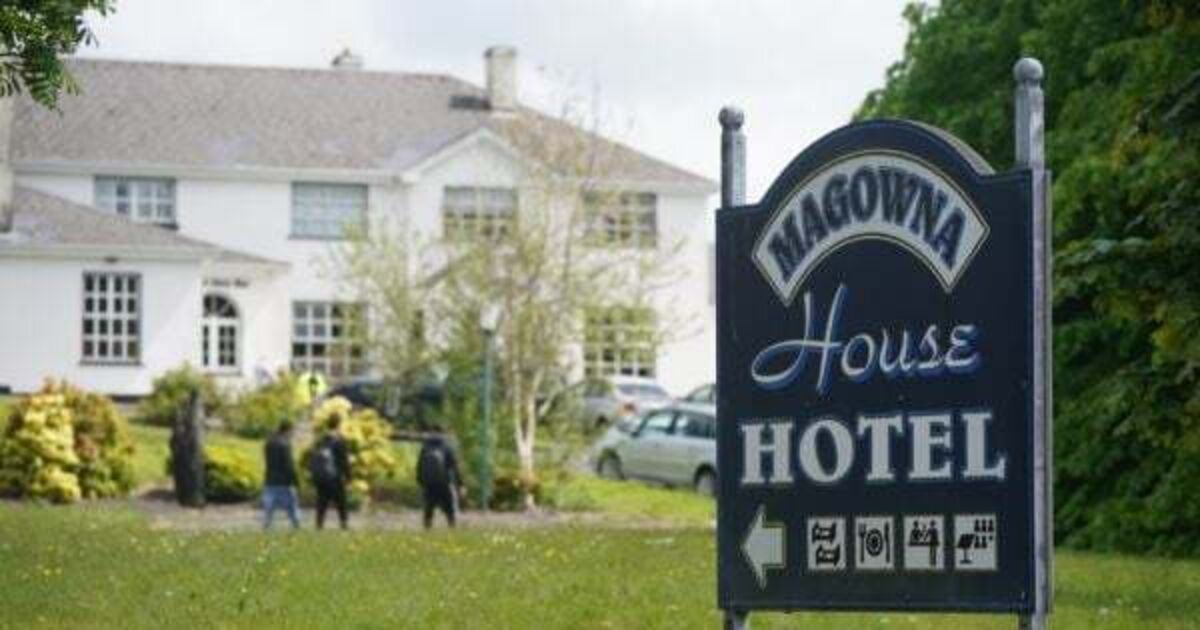 Minister proposes four-week freeze on new asylum seekers at Clare hotel to lift blockade - Vimarsana News
