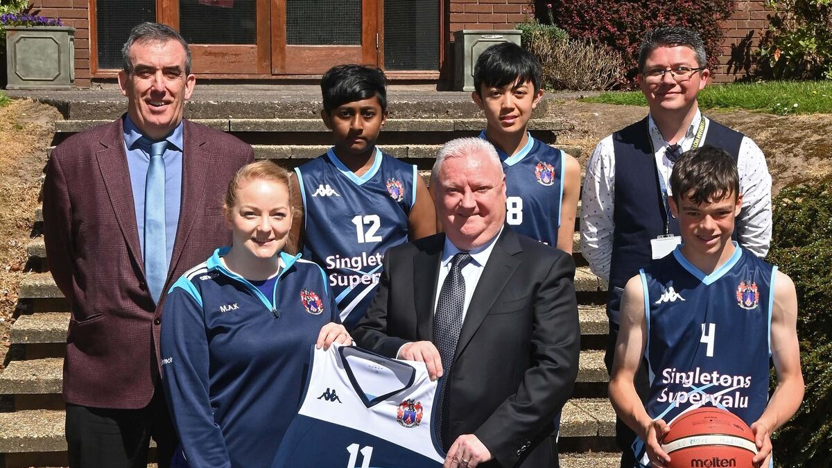 Former student returns to his alma mater to sponsor basketball jerseys