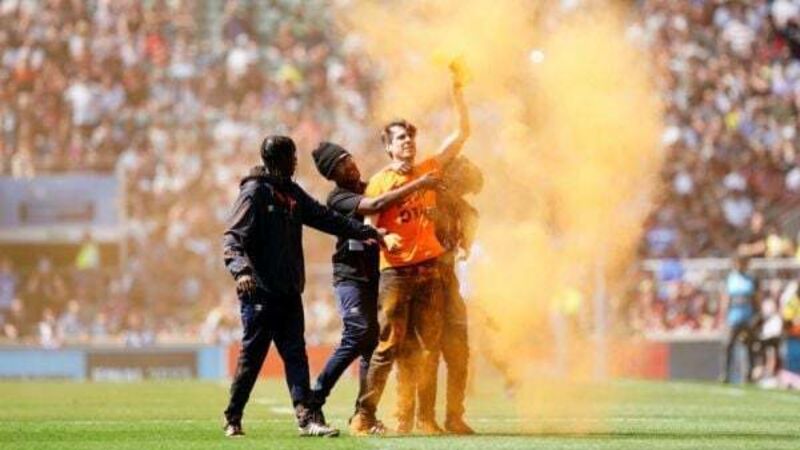 Just Stop Oil protesters invade pitch and throw orange powder at Twickenham rugby final