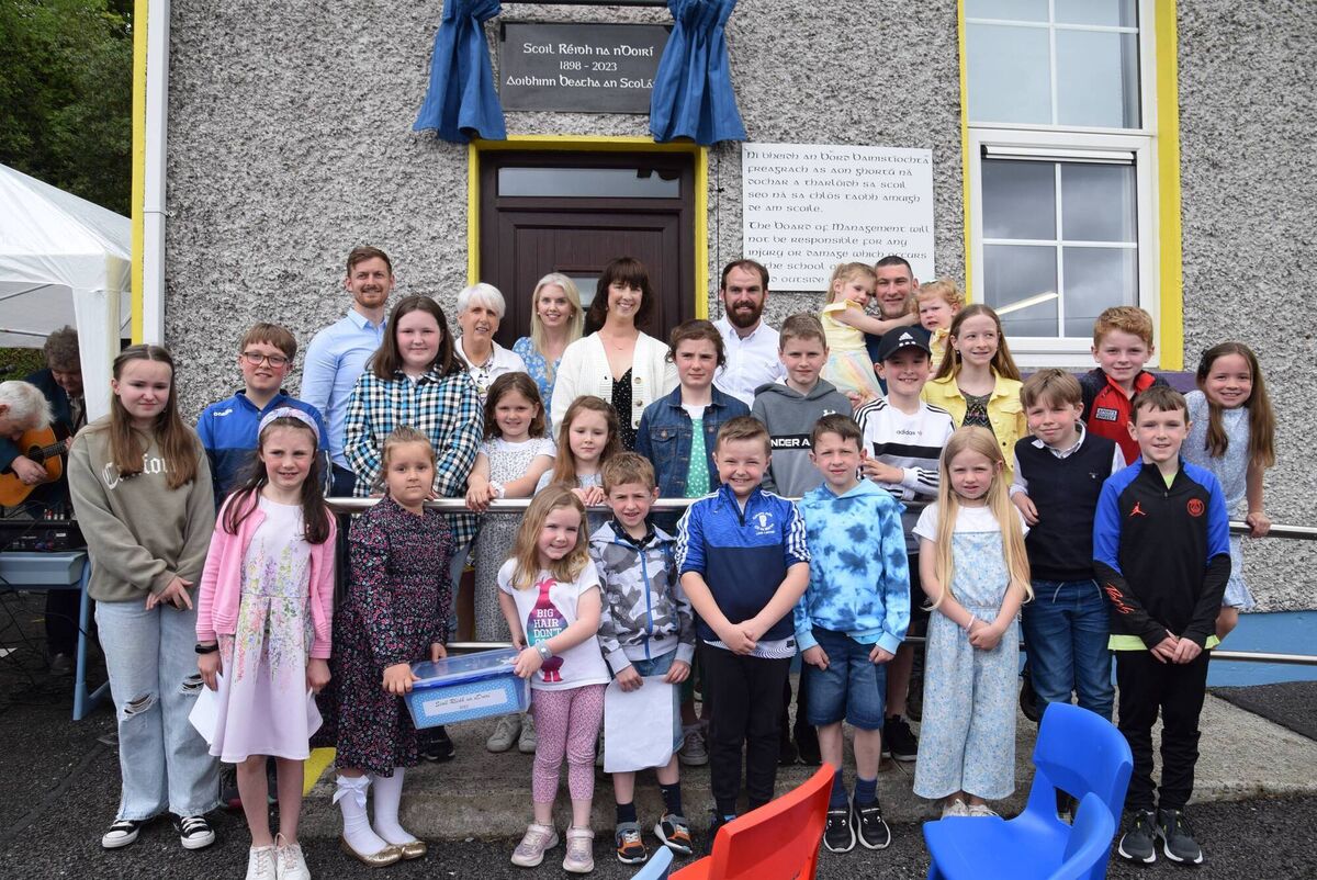 Daltaí agus múinteoirí ó Scoil Réidh na nDoirí i láthair ag nochtadh phlaic cuimhneacháin le hiar-pheileadóir Chorcaí agus iar-dhalta na scoile Nollaig Ó Laoire. Grianghrafadóir: Nóirín Uí Thuama