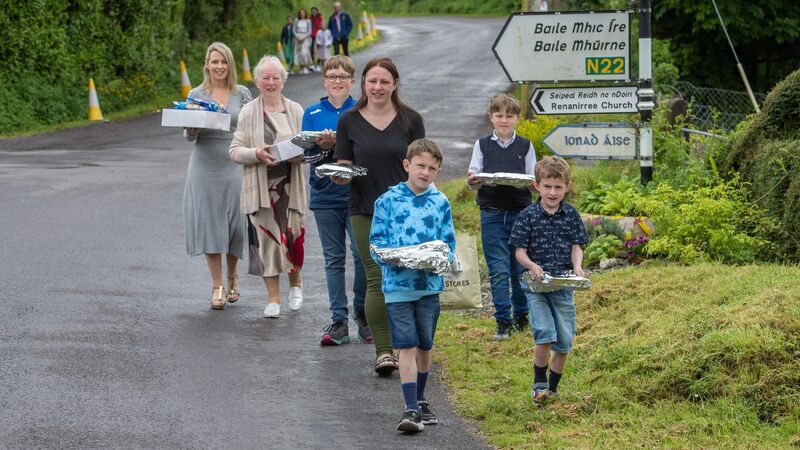 Tagann an pobal le chéile chun ceiliúradh a dhéanamh ar 125 bliain de Scoil Réidh na nDoirí