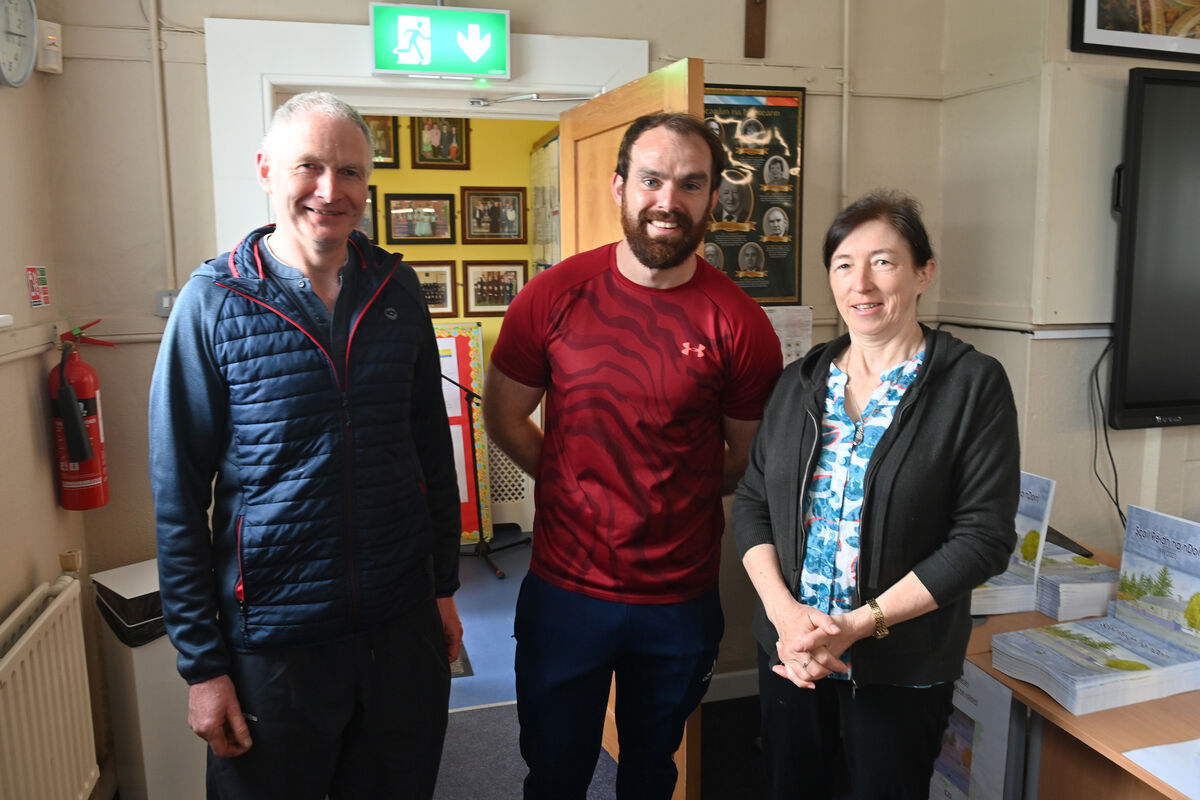 Diarmuid Ó Loingsigh, Helen Uí Loingsigh, agus príomhoide Cian Ó Duinnín. Grianghrafadóir: Dan Linehan