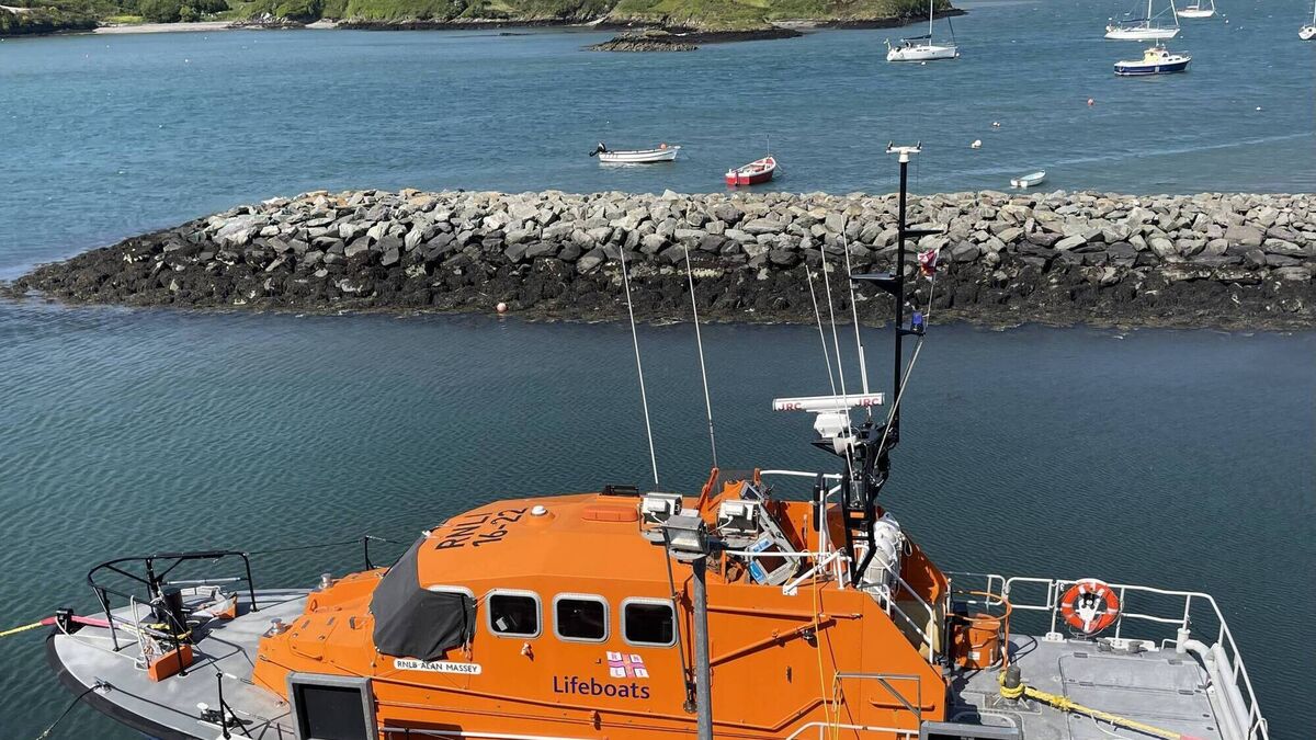 RNLI bring passengers to safety as yacht sinks off Cork coast