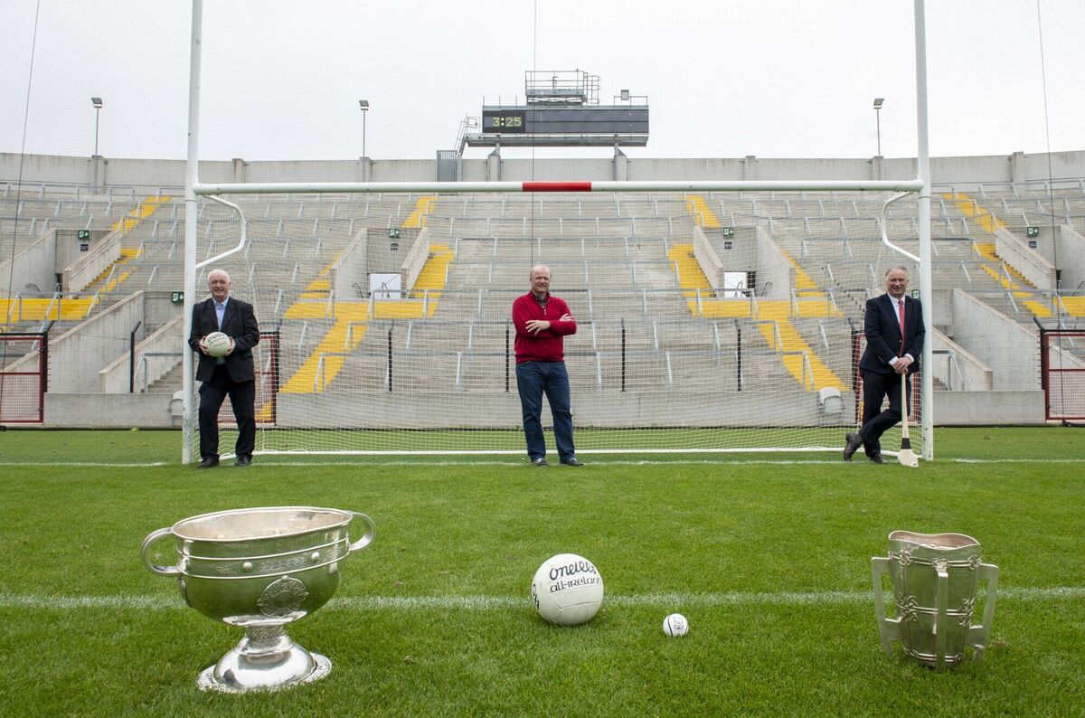 1990 legends Larry Tompkins, Teddy McCarthy and Tomás Mulcahy in Páirc Uí Chaoimh in 2000.