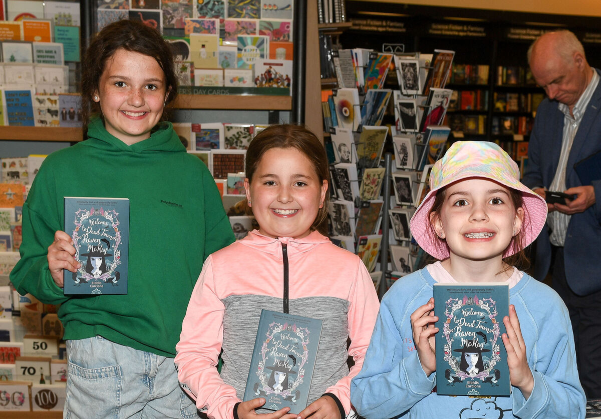  Sisters Lana, Natalie and Ruby Ryan from Carrigaline, at the launch of Welcome to Dead Town Raven McKay by Eibhlis Carcione, at Waterstones.