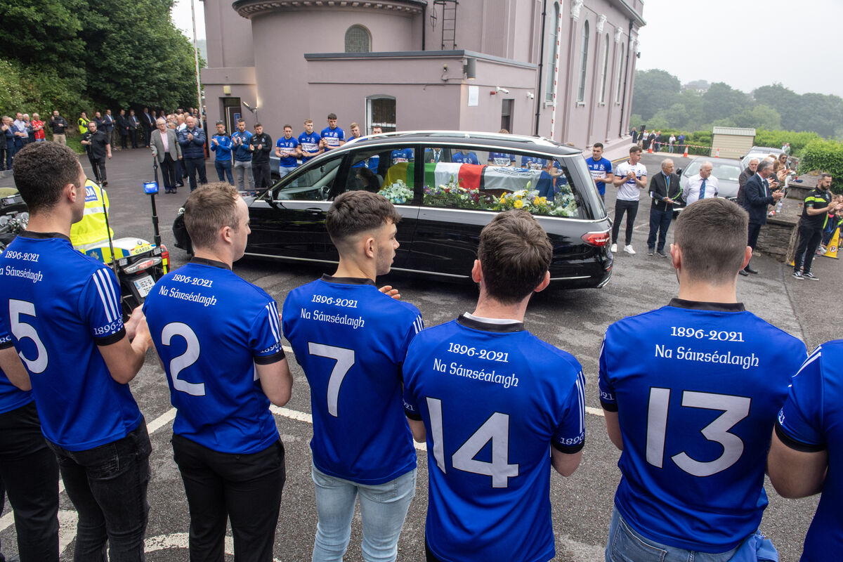 The Sarsfields players form a guard of honour for the late Cork duel star Teddy McCarthy St. Joseph’s Church, Springhill, Glanmire, Cork. Picture: Dan Linehan The Sarsfields players form a guard of honour for the late Cork duel star Teddy McCarthy St. Joseph’s Church, Springhill, Glanmire, Cork. Picture: Dan Linehan