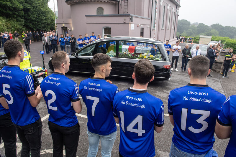  The Sarsfields players form a guard of honour for the late Cork duel star Teddy McCarthy St. Joseph’s Church, Springhill, Glanmire, Cork. Picture: Dan Linehan