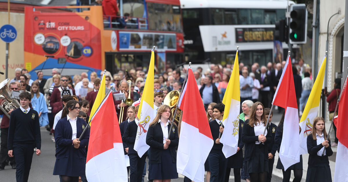 WATCH: Crowds gather for first Eucharistic Procession in Cork city since Covid-19 pandemic - Vimarsana News