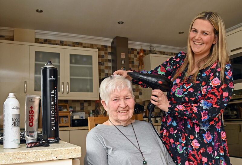 Amanda visiting Maureen O'Dwyer in Cork to cut and style her hair. Picture: Denis Minihane.