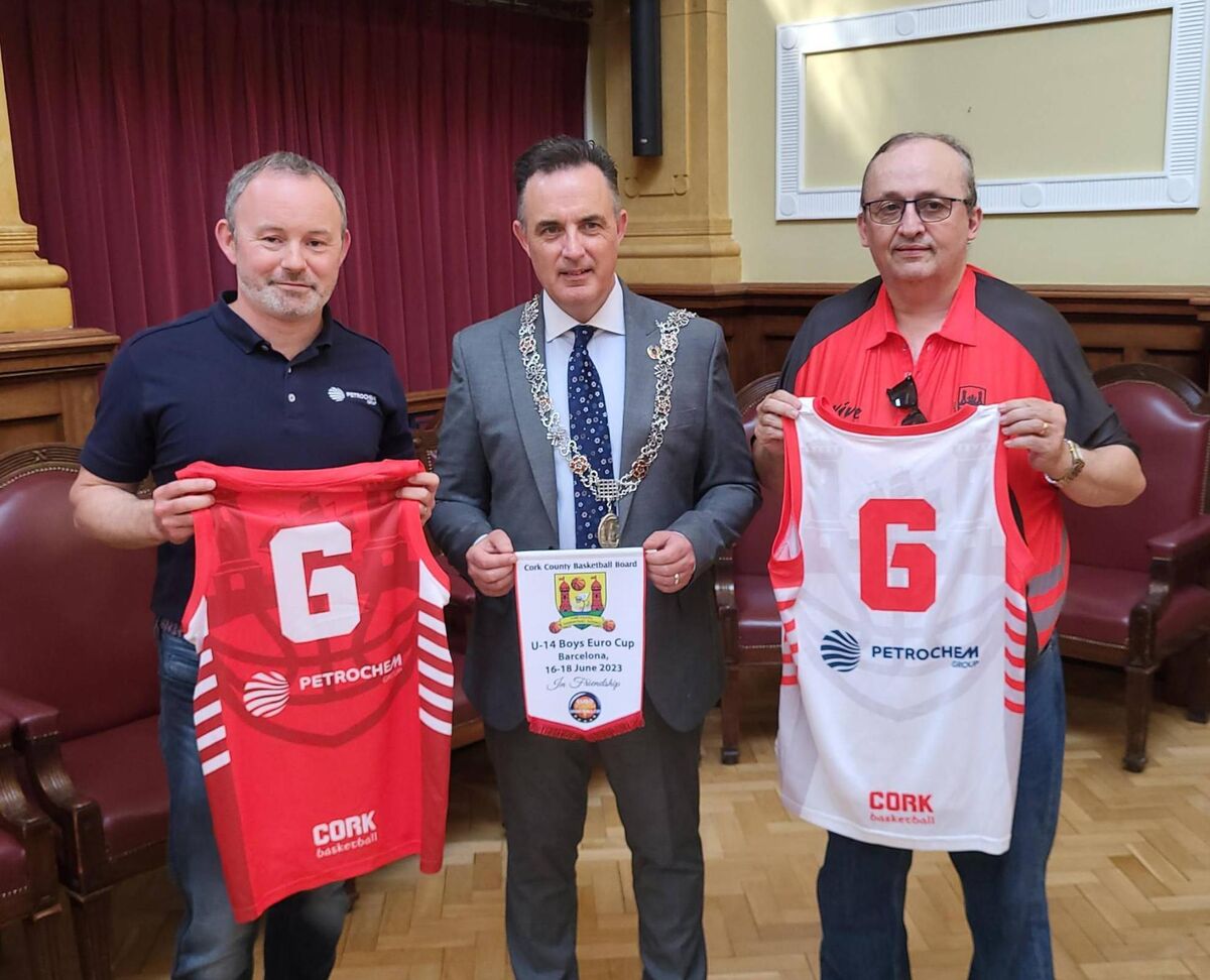 Kieran Moynihan, sponsors Petrochem, Deputy Lord Mayor Cllr Damian Boylan, and Willie McCarthy Cork Basketball Board at Cork City Hall before their trip to Barcelona. Kieran Moynihan, sponsors Petrochem, Deputy Lord Mayor Cllr Damian Boylan, and Willie McCarthy Cork Basketball Board at Cork City Hall before their trip to Barcelona.