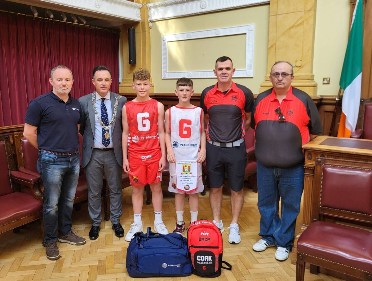 Kieran Moynihan, sponsors Petrochem, Deputy Lord Mayor Cllr Damian Boylan, Oscar McMahon, Daithí Murphy, James McSweeney and Willie McCarthy at Cork City Hall before their trip to Barcelona. Kieran Moynihan, sponsors Petrochem, Deputy Lord Mayor Cllr Damian Boylan, Oscar McMahon, Daithí Murphy, James McSweeney and Willie McCarthy at Cork City Hall before their trip to Barcelona.