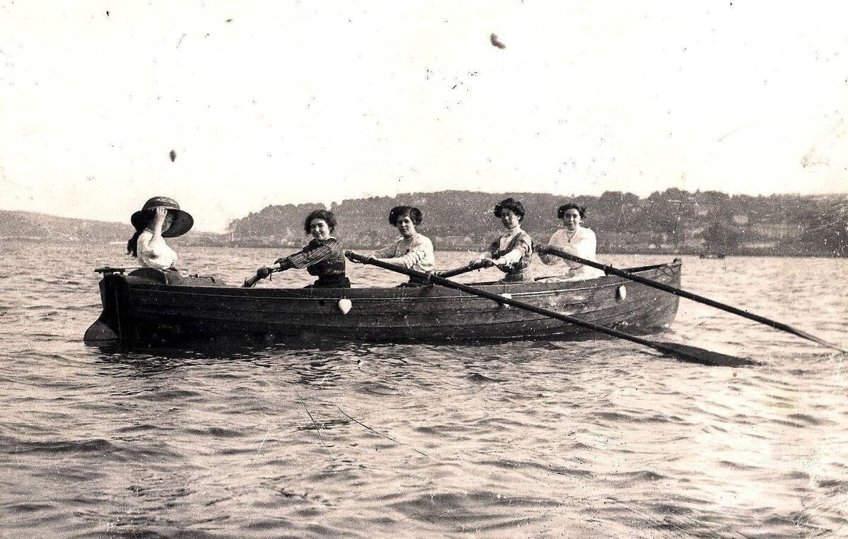 The five-woman crew of the Avonmore and McAuliffe Ladies team compete in the 1910 Regatta. Photo courtesy of Teresita O’Callaghan, Lee Rowing Club. 
