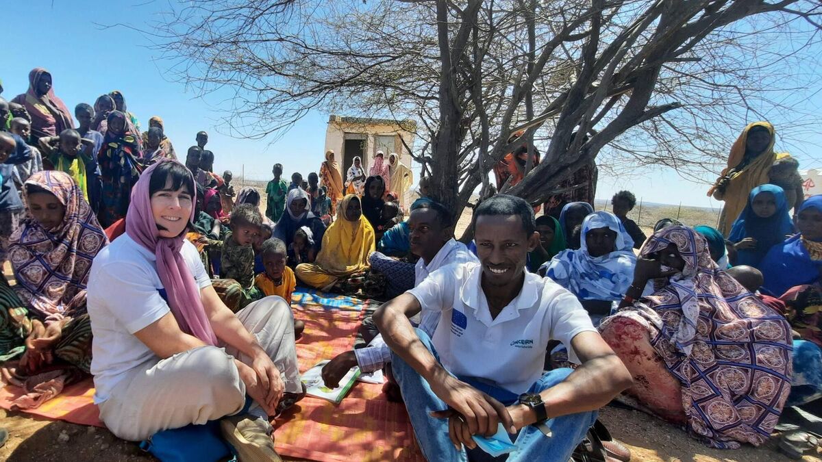 Aoife Black, Global ERNE Programme Co-ordinator, with Gashaneh Woldie, Concern’s Programme Co-ordinator in Ethiopia (foreground) and other members of Concern’s Ethiopia ERNE Programme Team meeting women who are part of a “Mother to Mother Support Group” in the drought-stricken Somali region of Ethiopia. These support groups are a key part of the ERNE programme and help provide much needed training and resources to women to help them ensure their children receive good nutrition in the early years of their lives.