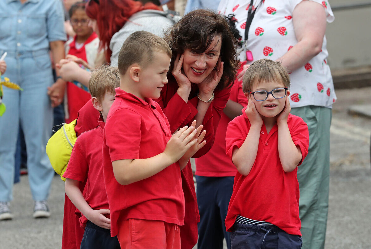 Maria Doyle Kennedy, with Junior Infant boys blocking their ears when the piper started playing, ahead of the school summer walk. Maria Doyle Kennedy, with Junior Infant boys blocking their ears when the piper started playing, ahead of the school summer walk.